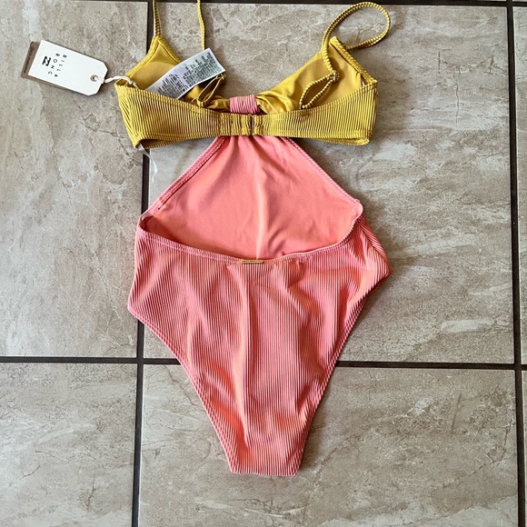 Billabong one piece bathing suit - Picture 2 of 6